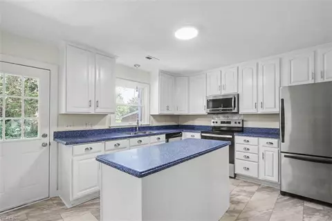 Kitchen - 8 Riverdale Dr, Hampton, VA 23666 photo 2 of 4