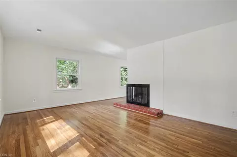 Living - 8 Riverdale Dr, Hampton, VA 23666 photo 3 of 5