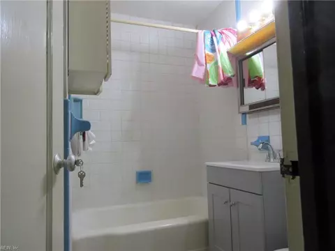 Bath - 5304 Silvey Dr, Norfolk, VA 23502 photo 1 of 1
