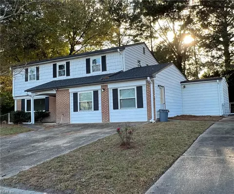 836 Sir Lancelot Dr, Chesapeake, VA 23323