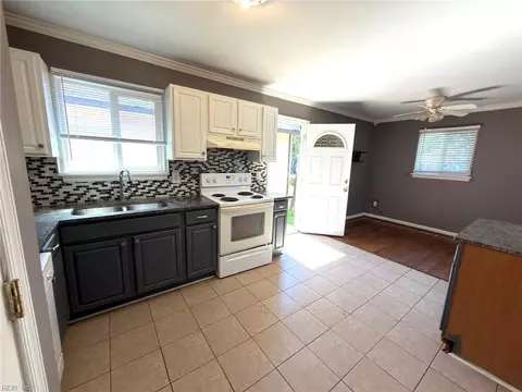 Entry Way - 216 W Kelly Ave, Hampton, VA 23663 photo 1 of 1