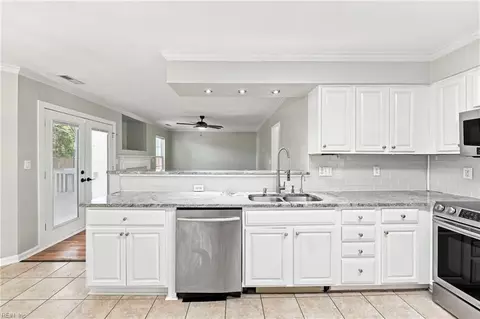 Kitchen - 127 Baker Farm Dr, Hampton, VA 23666 photo 2 of 5