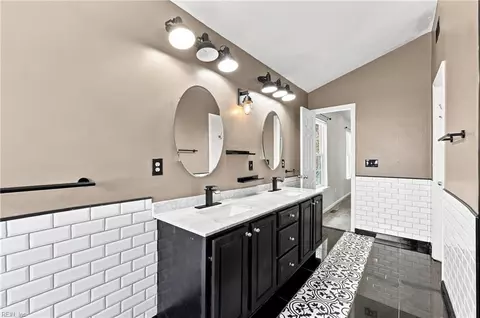 Bath - 127 Baker Farm Dr, Hampton, VA 23666 photo 4 of 10