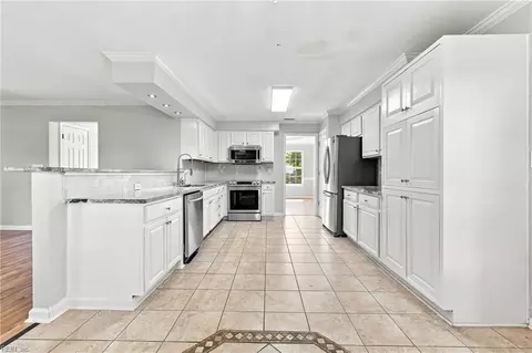Entry Way - 127 Baker Farm Dr, Hampton, VA 23666 photo 4 of 6