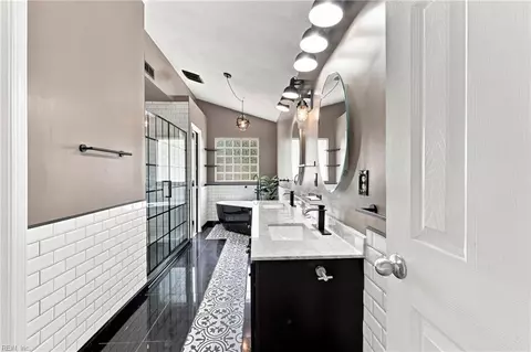 Bath - 127 Baker Farm Dr, Hampton, VA 23666 photo 2 of 10
