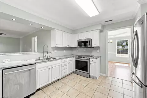 Kitchen - 127 Baker Farm Dr, Hampton, VA 23666 photo 3 of 5