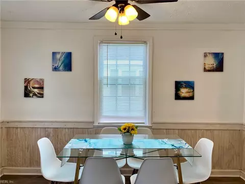 Dining - 125 S Fourth St, Hampton, VA 23664 photo 3 of 3