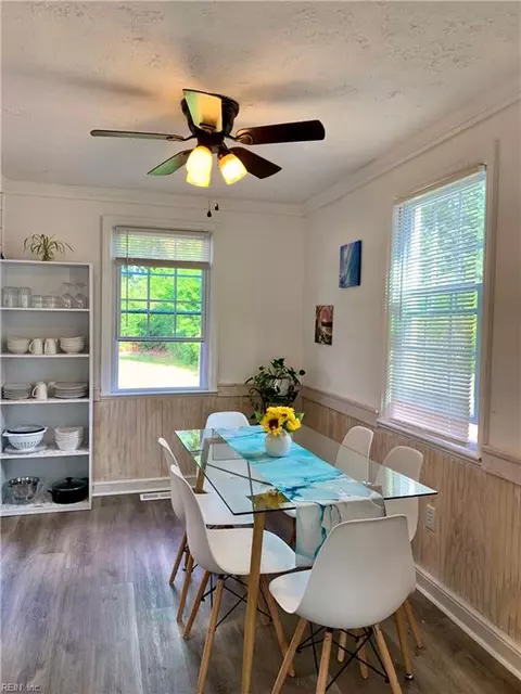 Dining - 125 S Fourth St, Hampton, VA 23664 photo 2 of 3