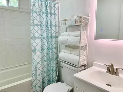 Bath - 125 S Fourth St, Hampton, VA 23664 photo 2 of 5