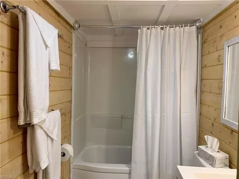 Bath - 125 S Fourth St, Hampton, VA 23664 photo 3 of 5