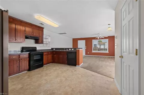 Entry Way - 1602 Shell Rd, Chesapeake, VA 23323 photo 2 of 2