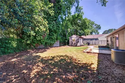 Exterior - 533 Declaration Rd, Virginia Beach, VA 23462 photo 4 of 6