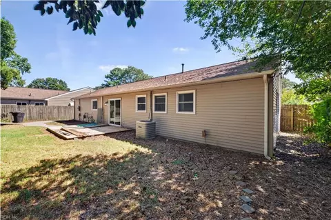Exterior - 533 Declaration Rd, Virginia Beach, VA 23462 photo 5 of 6