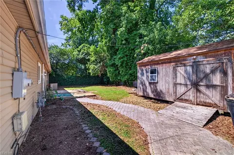 Exterior - 533 Declaration Rd, Virginia Beach, VA 23462 photo 3 of 6