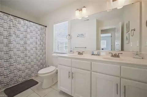 Bath - 123 N Fourth St, Hampton, VA 23664 photo 4 of 4