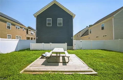 Exterior - 123 N Fourth St, Hampton, VA 23664 photo 6 of 7