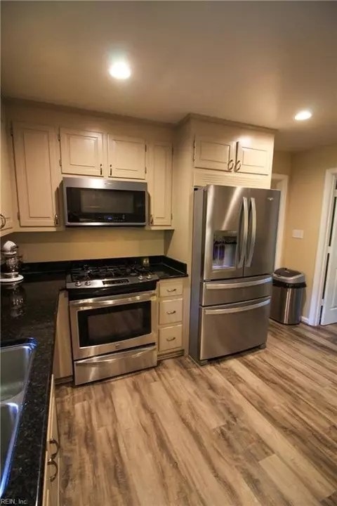 Kitchen - 2708 Meadow Dr W, Chesapeake, VA 23321 photo 4 of 4