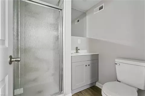 Bath - 3 E Davis Rd, Hampton, VA 23666 photo 3 of 3