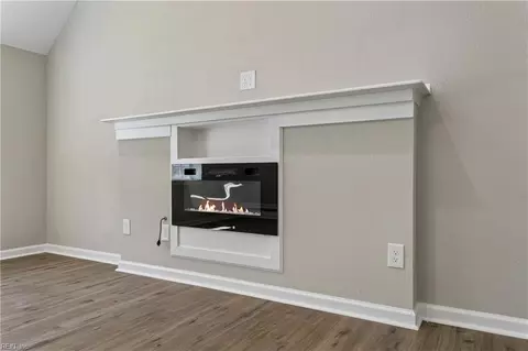 Living - 3 E Davis Rd, Hampton, VA 23666 photo 4 of 5