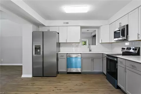 Kitchen - 3 E Davis Rd, Hampton, VA 23666 photo 3 of 4