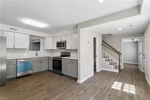 Entry Way - 3 E Davis Rd, Hampton, VA 23666 photo 3 of 3