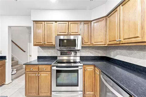 Kitchen - 641 Edgewood Arch Arch, Chesapeake, VA 23322 photo 2 of 3