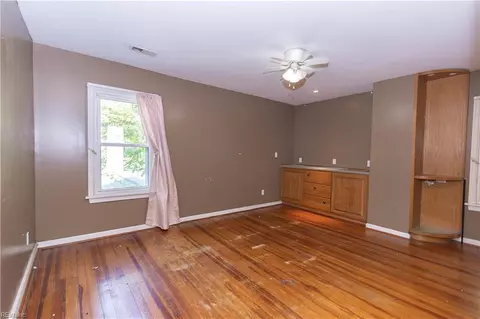 Bedroom - 901 E Pembroke Ave, Hampton, VA 23669 photo 6 of 12