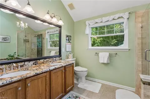 Bath - 18 Thoroughbred Dr, Hampton, VA 23666 photo 2 of 6