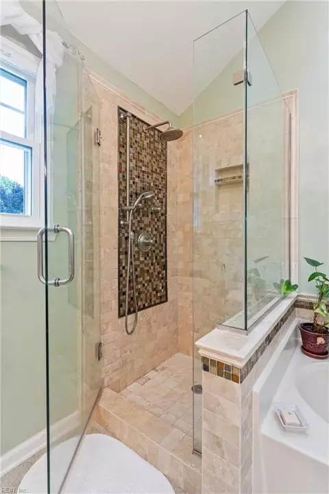 Bath - 18 Thoroughbred Dr, Hampton, VA 23666 photo 4 of 6