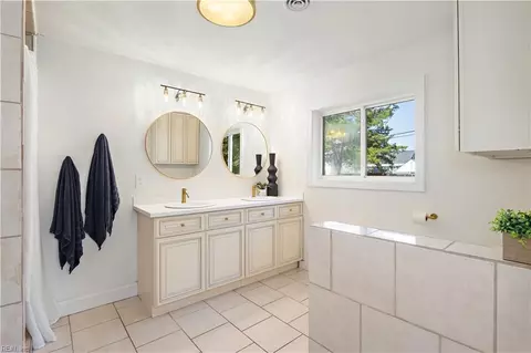 Bath - 5 Pine Ln, Hampton, VA 23664 photo 1 of 3