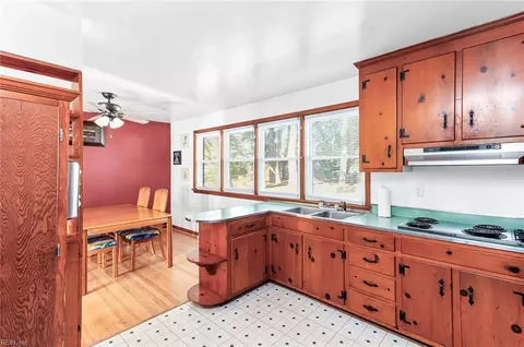 Kitchen - 208 Jordan Dr, Smithfield, VA 23430 photo 2 of 2