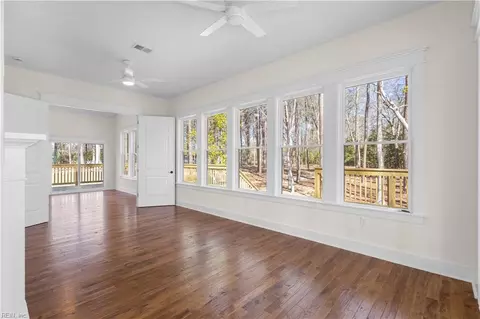 Living - 6 Harris Creek Rd, Hampton, VA 23669 photo 2 of 4