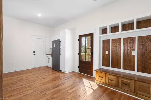 Entry Way - 6 Harris Creek Rd, Hampton, VA 23669 photo 4 of 4