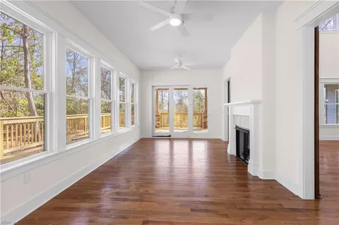 Living - 6 Harris Creek Rd, Hampton, VA 23669 photo 3 of 4