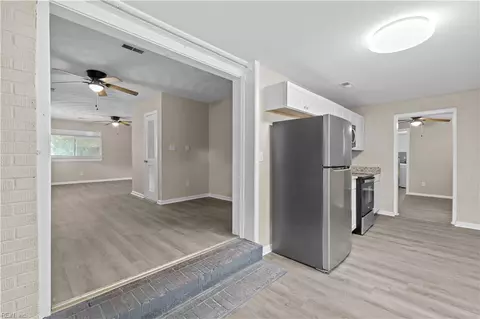 Entry Way - 17 Scones Dr, Hampton, VA 23666 photo 3 of 4