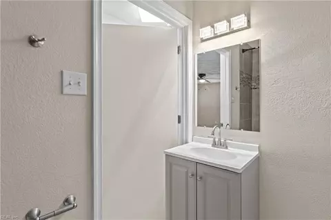 Bath - 17 Scones Dr, Hampton, VA 23666 photo 1 of 3