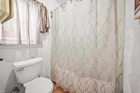 Bath - 809 Haskins Dr, Suffolk, VA 23434 photo 2 of 2