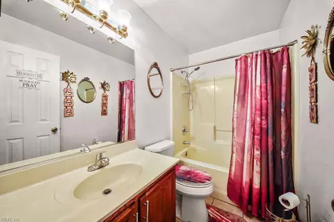Bath - 809 Haskins Dr, Suffolk, VA 23434 photo 1 of 2