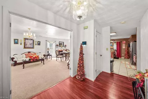 Entry Way - 809 Haskins Dr, Suffolk, VA 23434 photo 2 of 3
