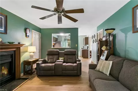 Entry Way - 135 Springdale Way, Hampton, VA 23666 photo 3 of 4
