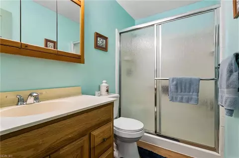 Bath - 135 Springdale Way, Hampton, VA 23666 photo 3 of 3