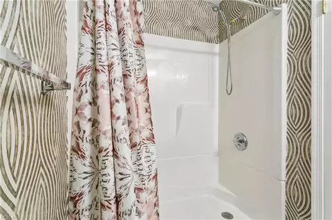 Bath - 135 Springdale Way, Hampton, VA 23666 photo 2 of 3