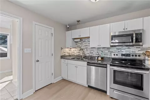 Kitchen - 3838 Wake Cir, Norfolk, VA 23513 photo 4 of 5