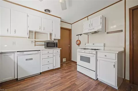 Kitchen - 27 Baxter St, Hampton, VA 23669 photo 2 of 3