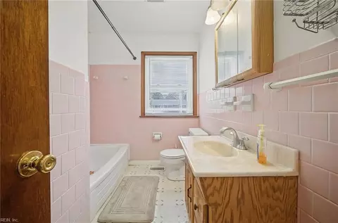 Bath - 27 Baxter St, Hampton, VA 23669 photo 1 of 1