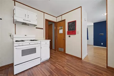 Entry Way - 27 Baxter St, Hampton, VA 23669 photo 2 of 2