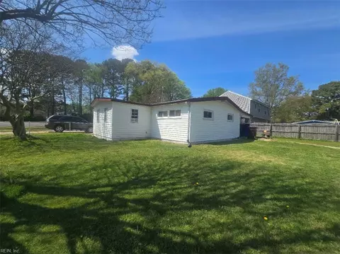 Exterior - 1505 Sparrow Rd, Chesapeake, VA 23325 photo 5 of 6