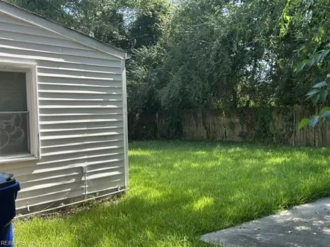 813 Johnstons Rd, Norfolk, VA 23513 photo 3