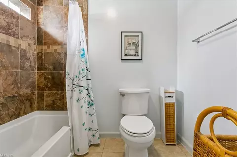 Bath - 12 Markham Dr, Hampton, VA 23669 photo 3 of 5
