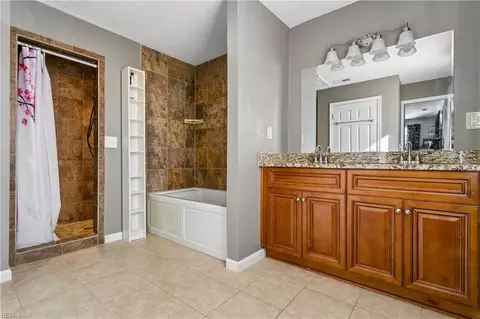 Bath - 12 Markham Dr, Hampton, VA 23669 photo 4 of 5